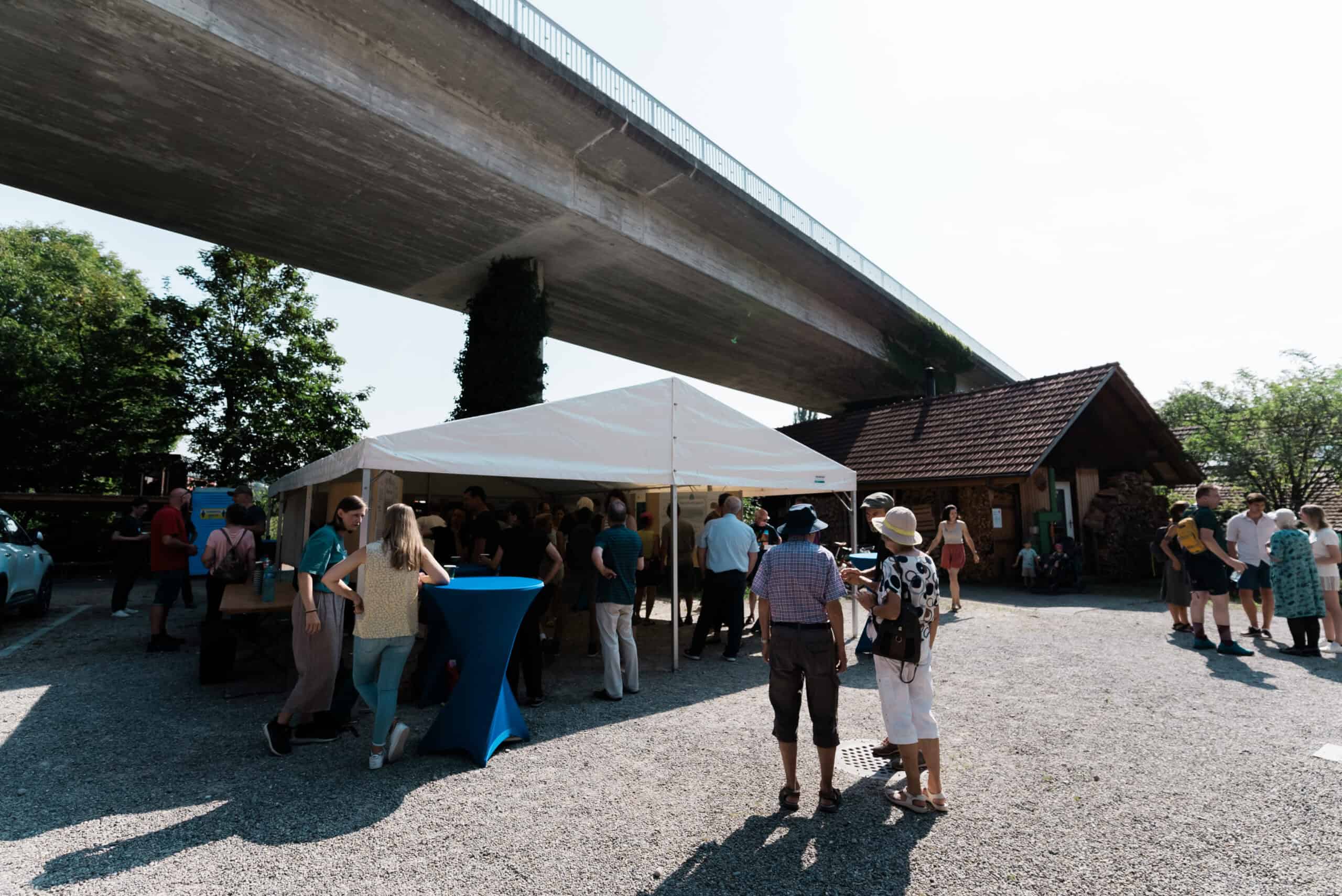 Treffpunkt «unter der Brücke»: Zahlreiche Interessierte fanden den Weg. © Girts Apskalns