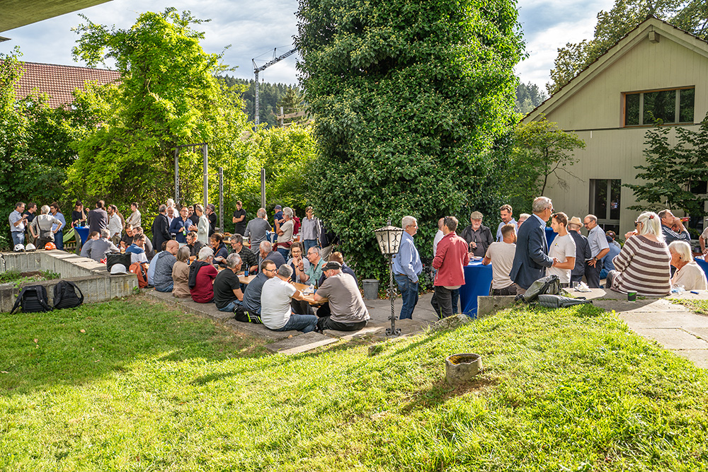 Impression von der Grundsteinlegung: Viele Menschen sitzen oder stehen auf einem Platz.