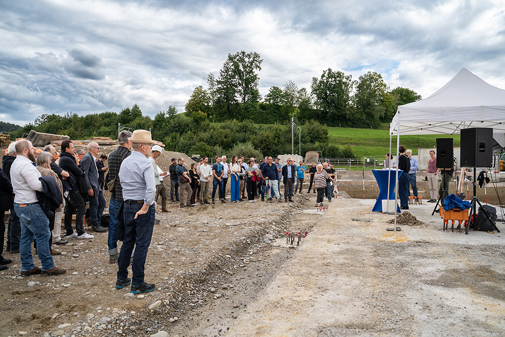 Impression von der Grundsteinlegung: Rund hundert Gäste haben sich auf der Baustelle versammelt.
