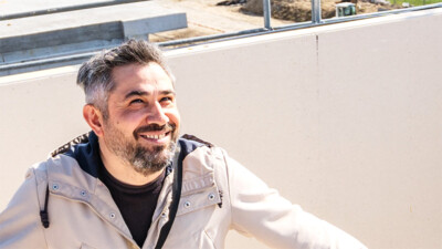 Bauleiter Cihad Bilir lächelt gewinnend und fröhlich in die Kamera