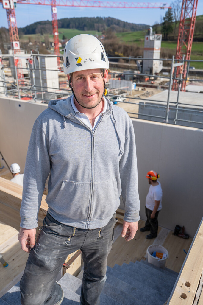 Stefan Müller von Zehner Holzbau führt Regie im Holzbau
