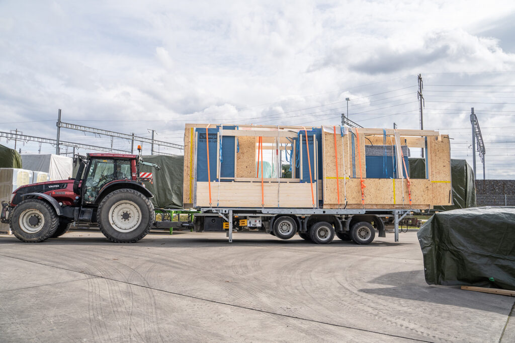 Transport der Holzelemente mit dem betriebseigenen Traktor