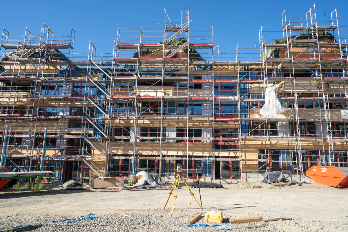 Baustelle Siedlung Riethöfe: Fenster und Fensterrahmen sind verbaut.