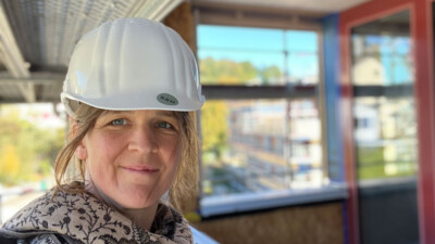 Architektin Pia Schwyter auf der Baustelle der Riethöfe.